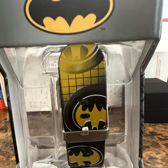 Batman Touchscreen Smartwatch Iconic Wearable NIB - Picture 7 of 7